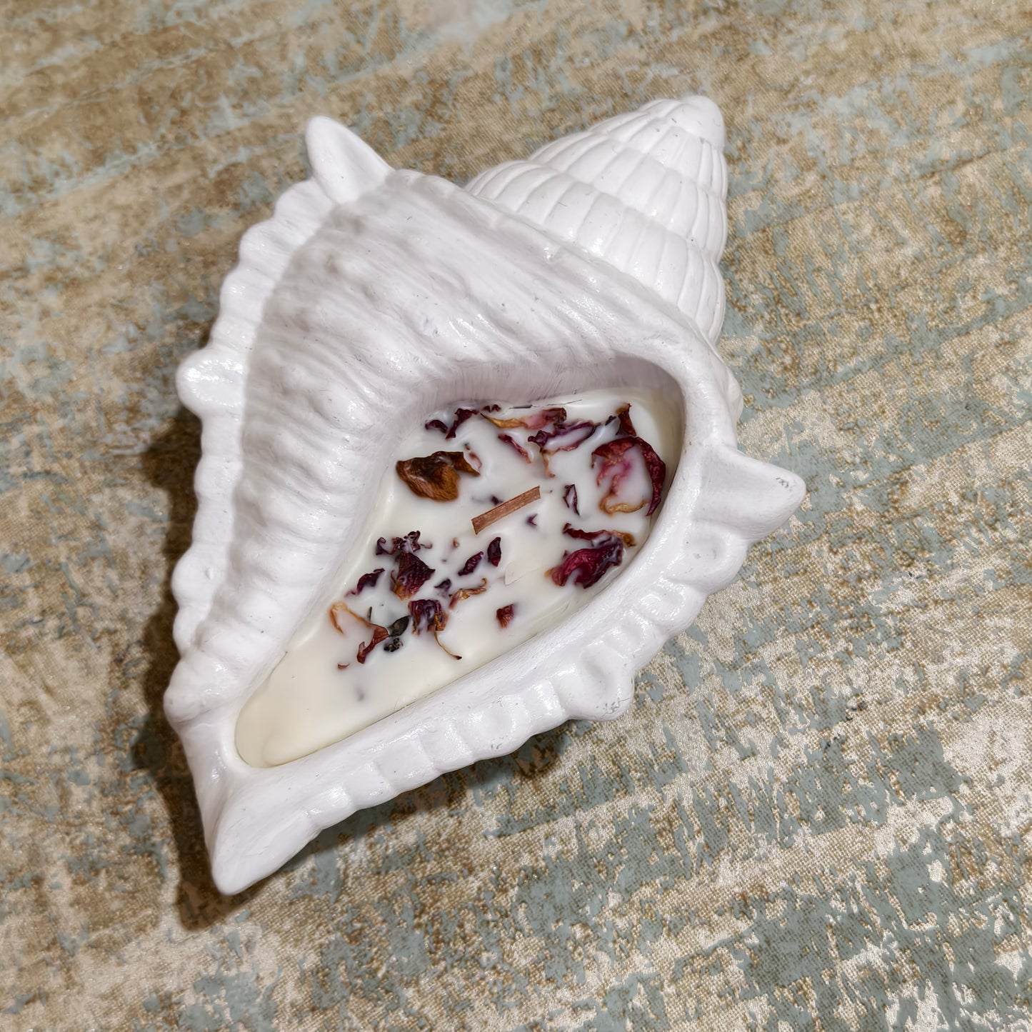 Seashell Soy Candle with Dried Floral Petals – Coastal Design